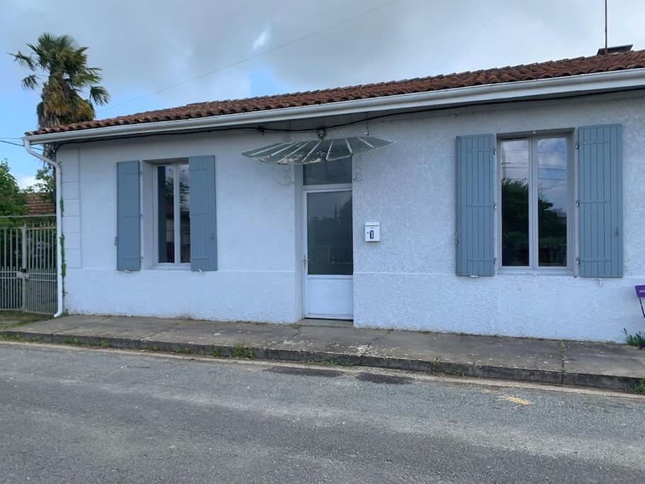 Jolie Medocaine Avec Jardin Lägenhet Saint-Estèphe Exteriör bild